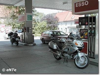 Silver-Twins beim Tanken