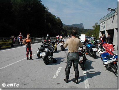 Boxengasse - die Dame links bin ich NICHT - obwohl ich gerne deren Figur hätte ;-)