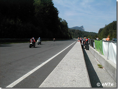 Start- und Zielgerade - hui, wie sie flitzten, die Jungs, die gern schnell geradeaus fahren ;-)