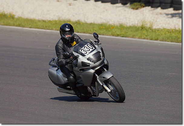 Schräglage bis die Rasten kratzen... (hier noch nicht, aber bald!)